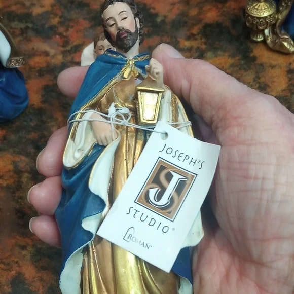 Nativity Set with Blue and Gold Accents - Picture 4 of 10